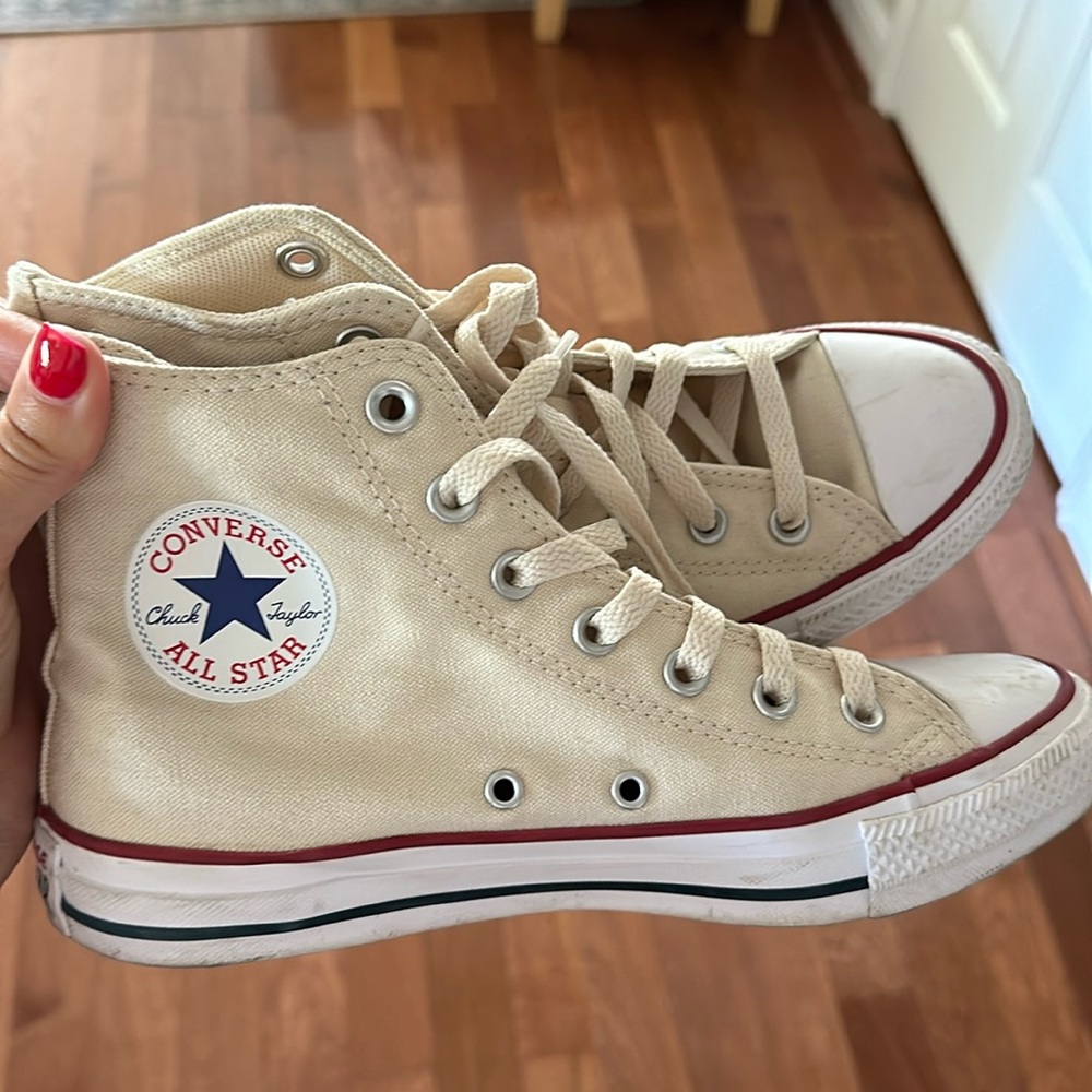 Converse Cream Tennis Shoes